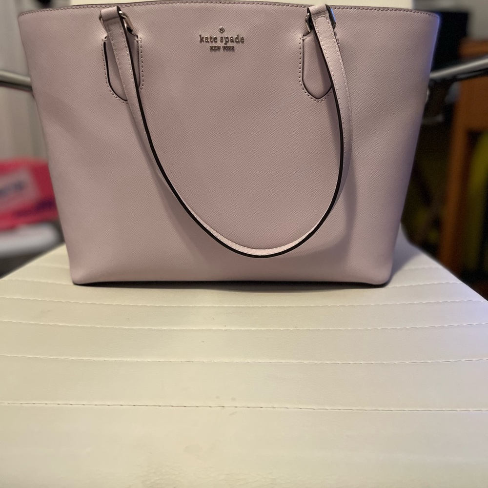Kate Spade ♠️ Tote. 12” wide 9.5” tall Straps 8.5”. Zipper close.